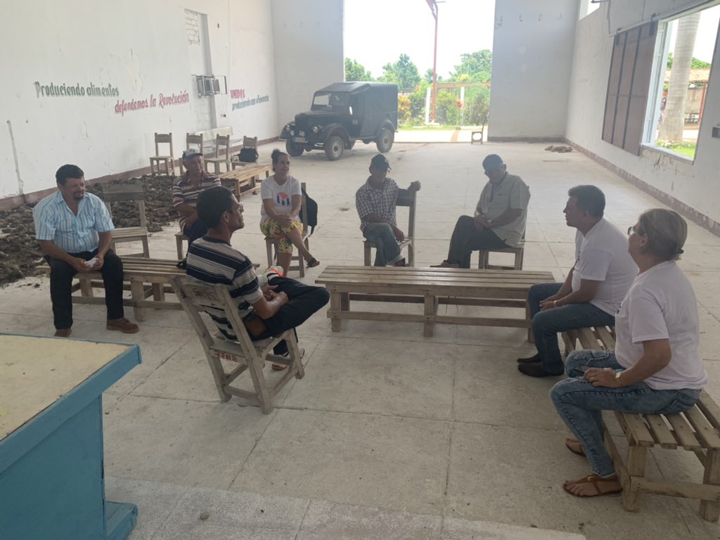 hospchamberysc's tweet photo. Funcionarios de la dirección  nacional de los CDR desarrolla encuentro con la dirección del destacamento Mirando al Mar del poblado jinaguayabo en el municipio de Remedios, acompañados por cuadros de la provincia y del territorio. #CDRCuba #CDRVillaClara #VillaClara #Cuba https://t.co/DmHJ3jmBD3