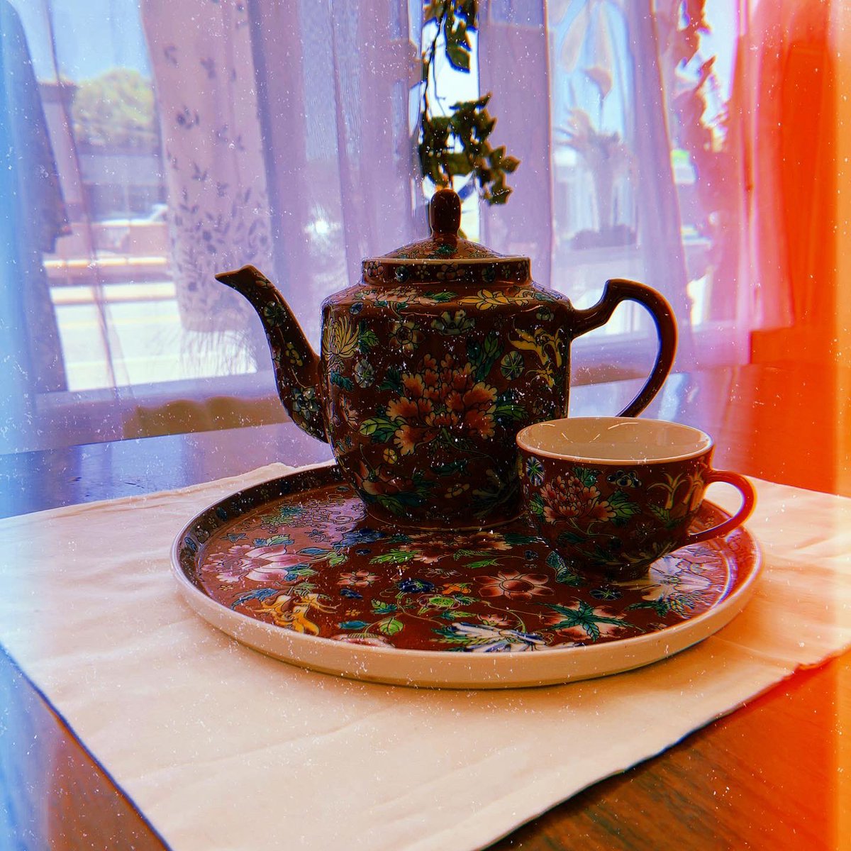 maycourtwindsor's tweet photo. ☀️HIDDEN GEM☀️ This week’s hidden gem is an adorable little tea set! 🍵 It includes a tea pot, tea cup, and matching tray! ✨ AND…. it’s only $10! 💗

Interested? Don’t wait, this cutie will move quickly!! Stop by the shop 1-4 today-Friday, or 11-3 on Sat! ☕️🌼💗 https://t.co/ExnsOcQFw7