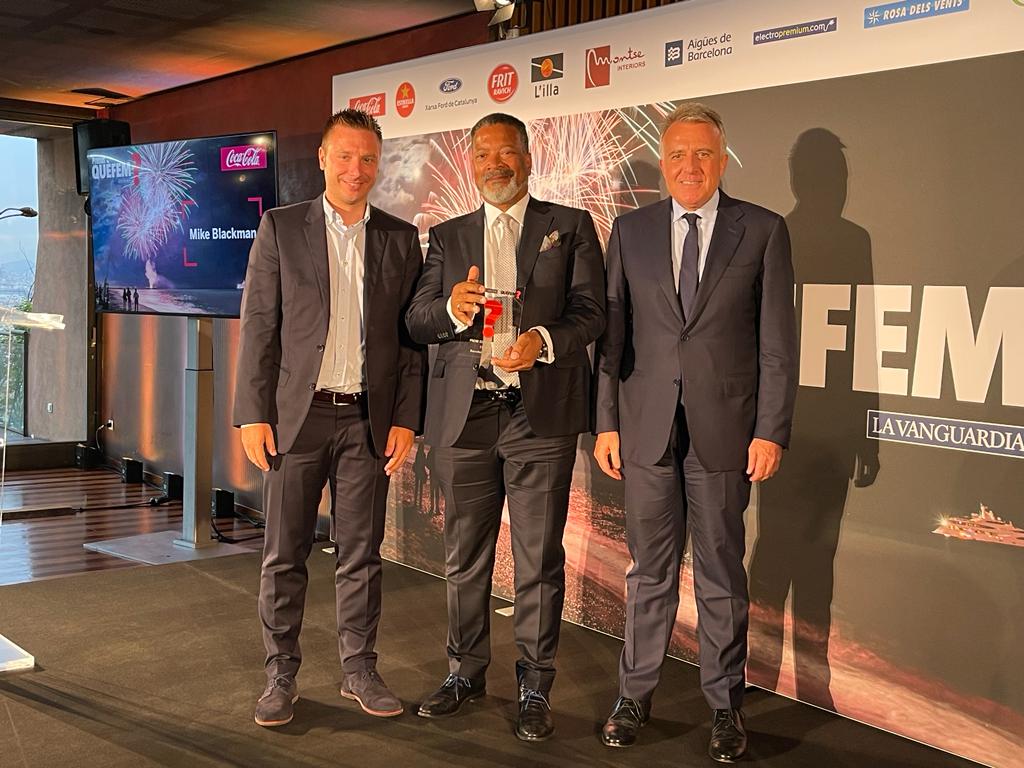 LaVanguardia's tweet photo. ¡El #PremisQueFem2022 @CocacolaCo_es es para @ISE_Mike! Entrega el premio Víctor Herrero, gestor de comunicación, relaciones externas y sostenibilidad, junto a Pere Guardiola, director general de Godó Strategies. https://t.co/QpyArnFQLt