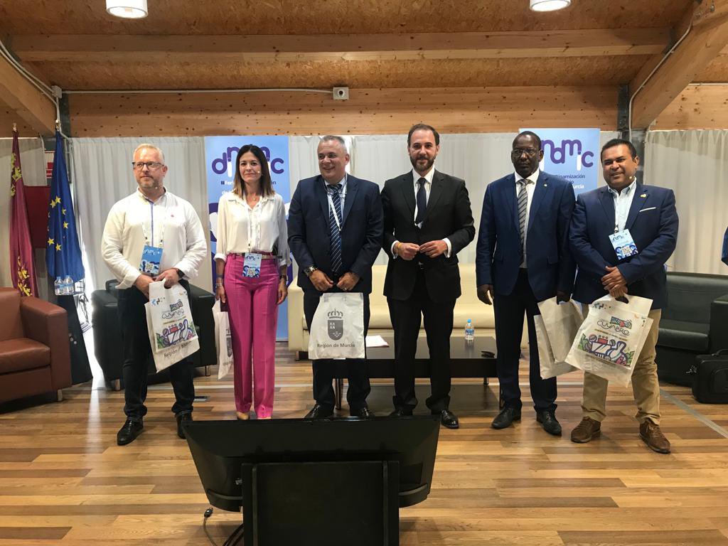 MCarmenMoreno's tweet photo. Gracias a la Dirección General de Comercio y a la Direccción General de Calidad turística por invitarme a participar en una de las Mesas de la  II Feria de dinamización del comercio de la Región de Murcia y así poder compartir experiencias https://t.co/7Vgg5JlU5J