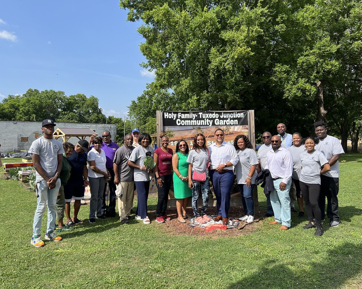 AmeriCorps's tweet photo. .@AmeriCorpsCEO visited Alabama where he met with @ServeAlabama, discussed #NationalService with #TalentForGood, launched @BirminghamCorps &amp; joined those wearing the AmeriCorps 🅰️ at BENS Connect and @CahabaRiverkeep. See trip snapshots ⤵️ &amp; read more: https://t.co/8fWRYiWlZw https://t.co/UjpcMPosi0