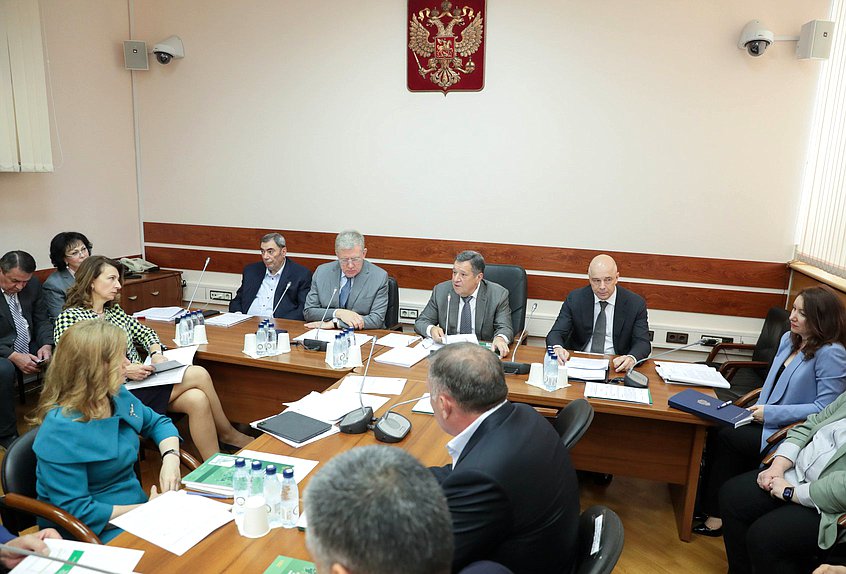 Кризисный бюджет – без налогов и бюджетного правила.
Инвестиции из Фонда национального благосостояния являются обычной эмиссией рублей.
Читать на сайте Новой Газеты: cutt.ly/GKzAFs8