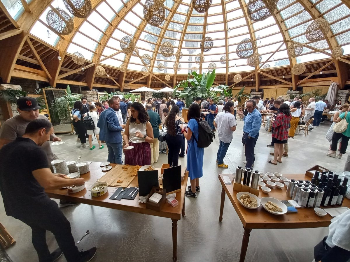 📢Els productes de #GironaExcellent han estat presents en el dinar de la jornada Summit de la Gastronomia 2022 del <a href="/bculinary/">BasqueCulinaryCenter</a> a l'<a href="/EspaiMasMarroch/">MasMarroch</a>.

🍽Els comensals han pogut tastar formatges, vins, embotits, olis, conserves, cerveses... ✅amb el nostre segell de qualitat.