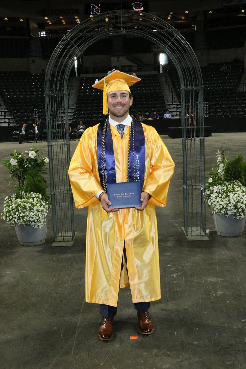 NHSVideo's tweet image. NHS Graduation 2022 photos are now uploaded! Go to the website to view and purchase. lorsstudio.smugmug.com/NottinghamHS/S…