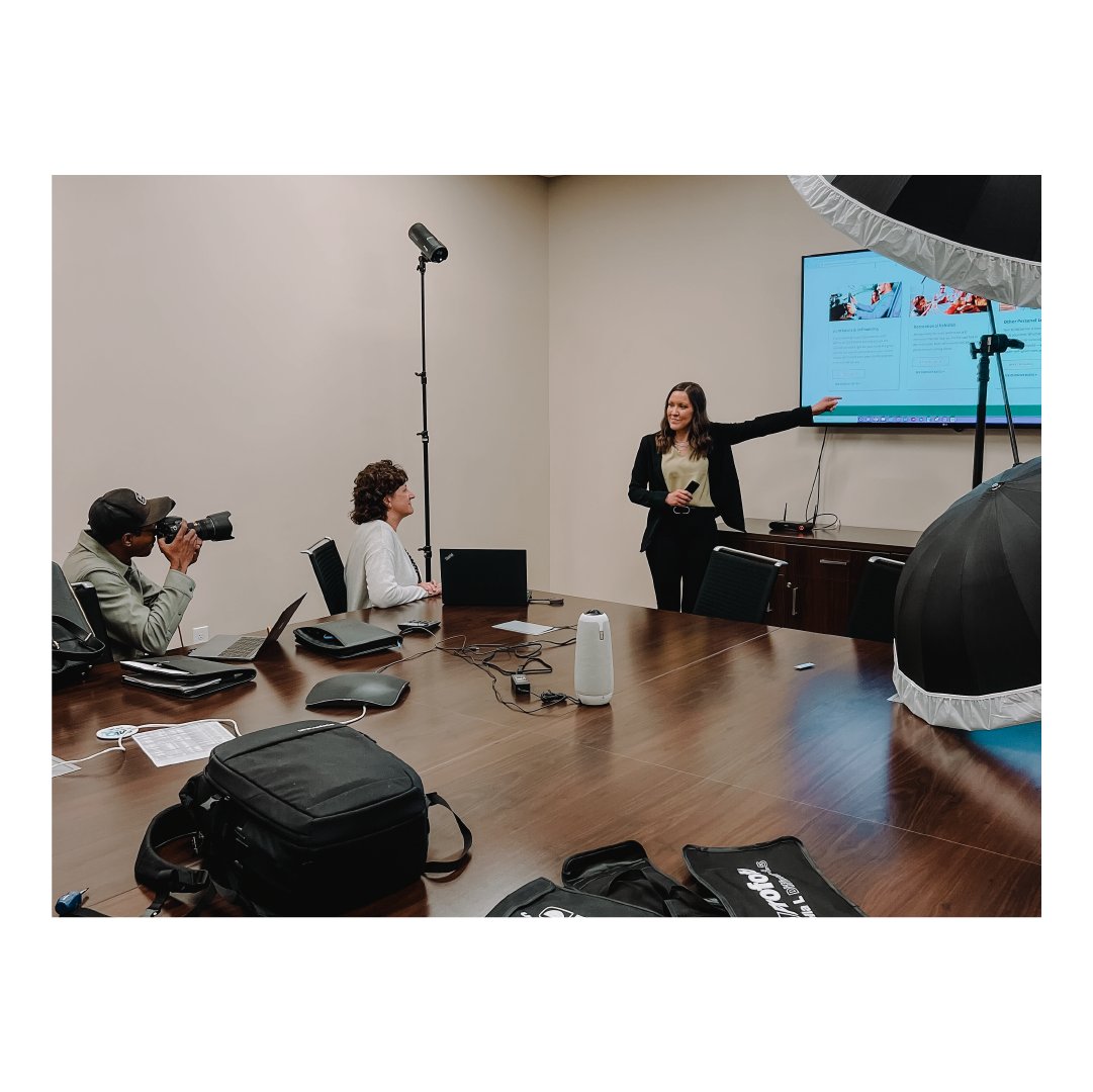 MabusAgency's tweet photo. Retail banking is a key part of @LCNBNATBANK's business. Our custom photography helps shine a light on what they do best. How do you let your customers know your strengths?

#mabusagency #bankmarketing #marketingagency #banking #mabus #communitybanking https://t.co/2qQsqkHEdW