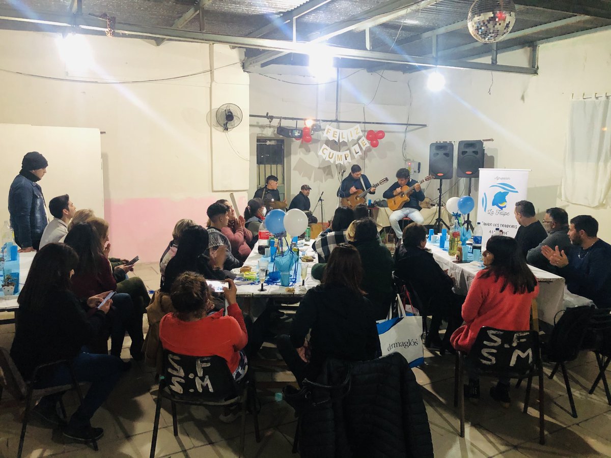 LaFelipeFV's tweet photo. Desde #LaFelipe le festejamos el cumpleaños a nuestra presidenta de agrupación @JuliPereyraFV 
Estamos muy orgullosos de pertenecer a esta agrupación, y al trabajo que realizamos en unidad. 
Simplemente gracias ✌🏻
@PereyraJulio  conducción https://t.co/DlEiUL0cvb