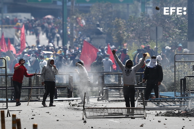 EFEnoticias's tweet photo. El centro de Quito fue escenario de nuevos disturbios debido a enfrentamientos entre manifestantes y policías durante el noveno día consecutivo de las protestas en Ecuador contra el Gobierno del presidente Guillermo Lasso por la carestía de la vida. https://t.co/oyc0SJ2UWD https://t.co/rbUKGZ1G56