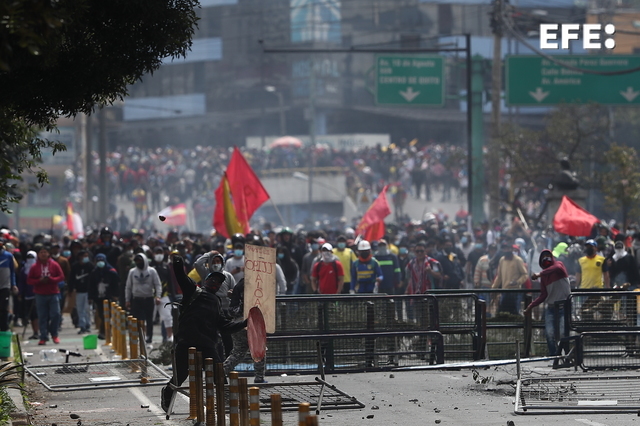EFEnoticias's tweet photo. El centro de Quito fue escenario de nuevos disturbios debido a enfrentamientos entre manifestantes y policías durante el noveno día consecutivo de las protestas en Ecuador contra el Gobierno del presidente Guillermo Lasso por la carestía de la vida. https://t.co/oyc0SJ2UWD https://t.co/rbUKGZ1G56