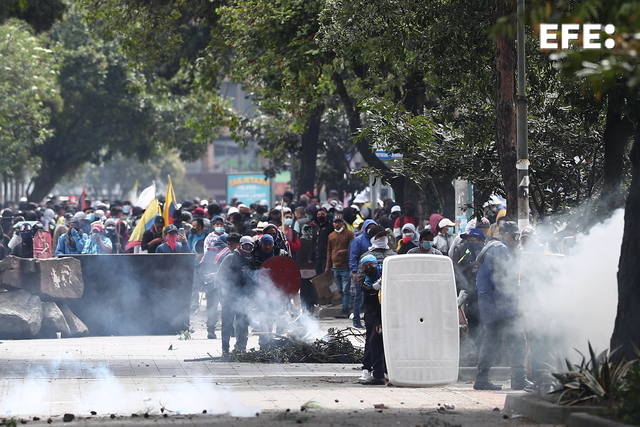 EFEnoticias's tweet photo. El centro de Quito fue escenario de nuevos disturbios debido a enfrentamientos entre manifestantes y policías durante el noveno día consecutivo de las protestas en Ecuador contra el Gobierno del presidente Guillermo Lasso por la carestía de la vida. https://t.co/oyc0SJ2UWD https://t.co/rbUKGZ1G56