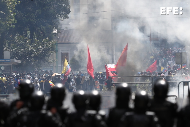 EFEnoticias's tweet photo. El centro de Quito fue escenario de nuevos disturbios debido a enfrentamientos entre manifestantes y policías durante el noveno día consecutivo de las protestas en Ecuador contra el Gobierno del presidente Guillermo Lasso por la carestía de la vida. https://t.co/oyc0SJ2UWD https://t.co/rbUKGZ1G56