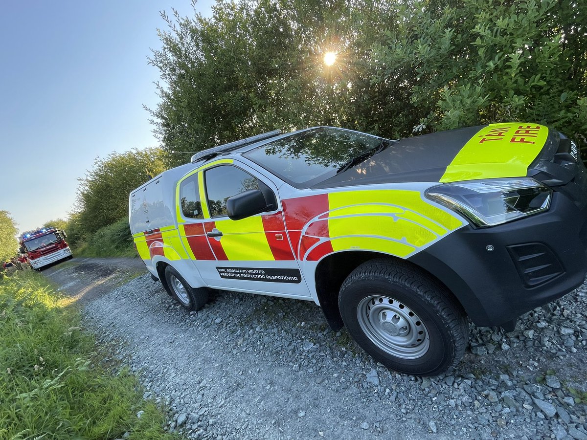 SFRS_GST's tweet image. Support now being provided to @shropsfire crews 👩🏻‍🚒👨🏻‍🚒 by our @NorthWalesFire colleagues with a specialist #wildfires appliance and officer 🚒 🚗 #PartnershipWorking #CrossBorderSupport #wildfires exercise 🌿🔥🌳🔥