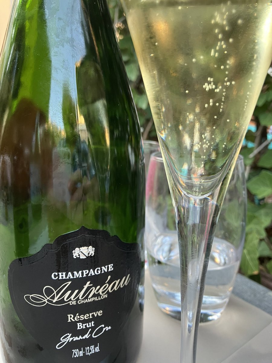Champagne_se's tweet photo. Lite lokalproducerat till middan.
#epernay #champagne #autreau https://t.co/HdFptzlCfc