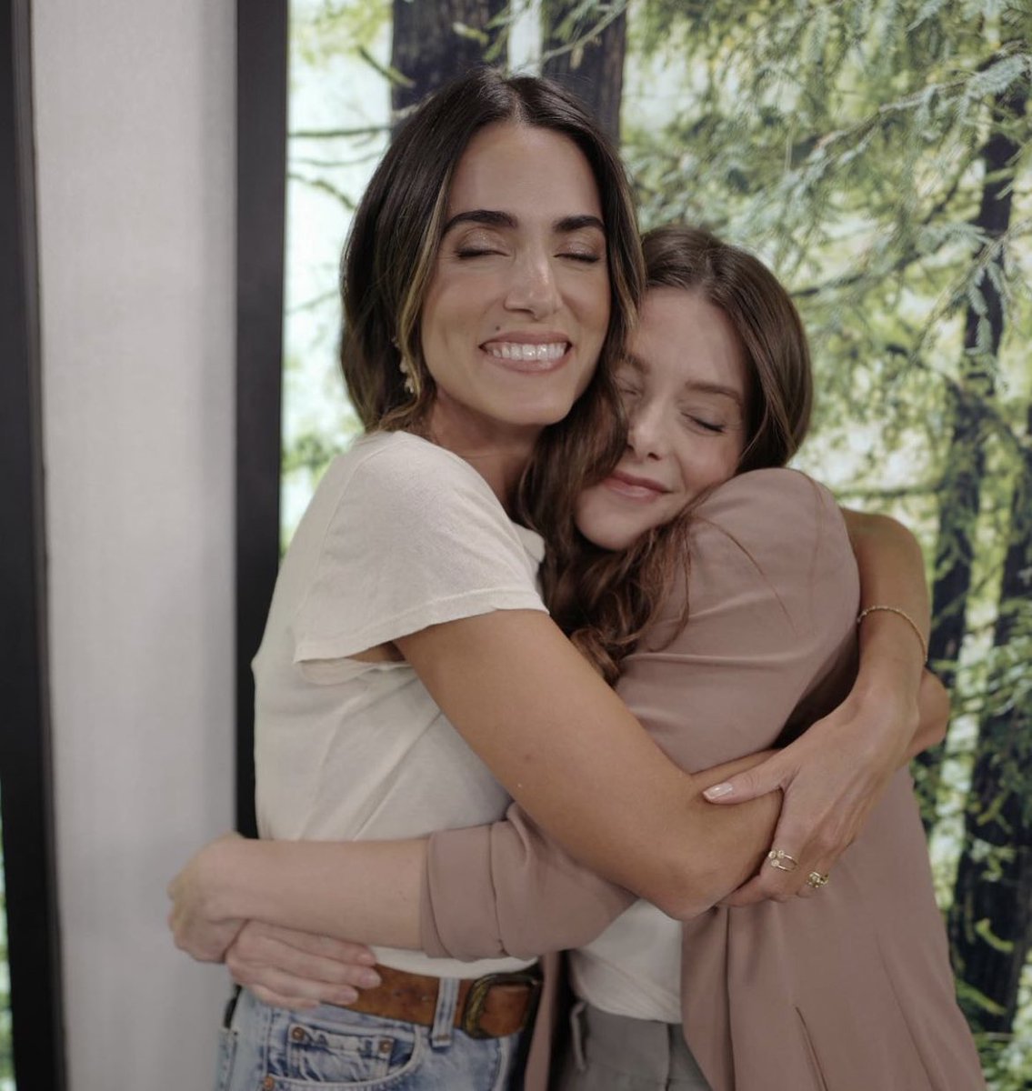 twilightreborn's tweet photo. alice and rosalie twilight reunion 🥺 https://t.co/5erXmL1Urc