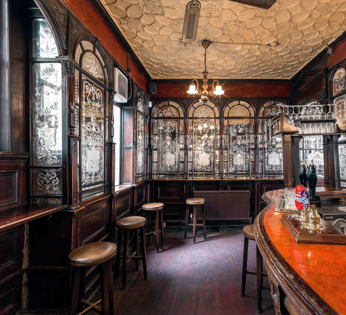 Ian Nairn writing movingly about The Red Lion, Duke of York Street, Westminster, in 1966. The pub has just had its listing updated. 
Image Chris Redgrave, Historic England Archive. 
historicengland.org.uk/listing/the-li…