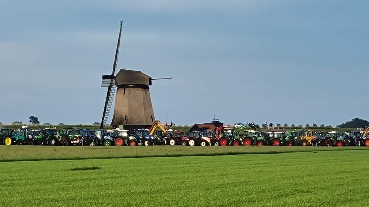 On the Road. 
Vandaag focus op Noord-Holland.
Dit Stikstofbeleid is niet acceptabel.
Boeren zijn nodig voor ons voedsel, onze cultuur en ons platteland.
Wat moet Nederland zonder?
cda.nl/noord-holland/…
#boerenhart 💚
#solidariteit
<a href="/CDANH/">CDA Noord-Holland</a> met <a href="/RobertteBeest/">Robert te Beest</a> en honderden boeren