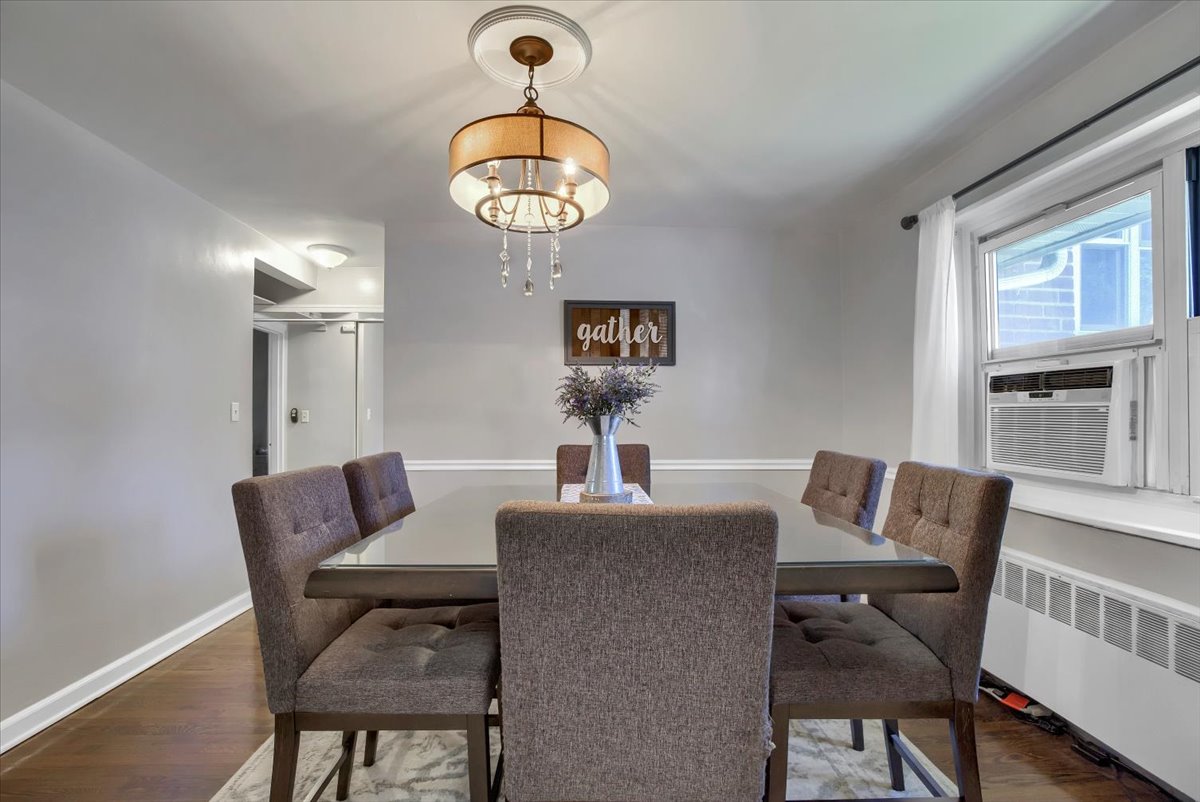 wlipscomb's tweet image. You have just found an impeccably maintained, updated 1 Bedroom, 1 Bath Co-op with assigned parking available and additional storage. Nobody lives above you in this 2nd floor apartment located within . . .
bit.ly/3ybq0Qw