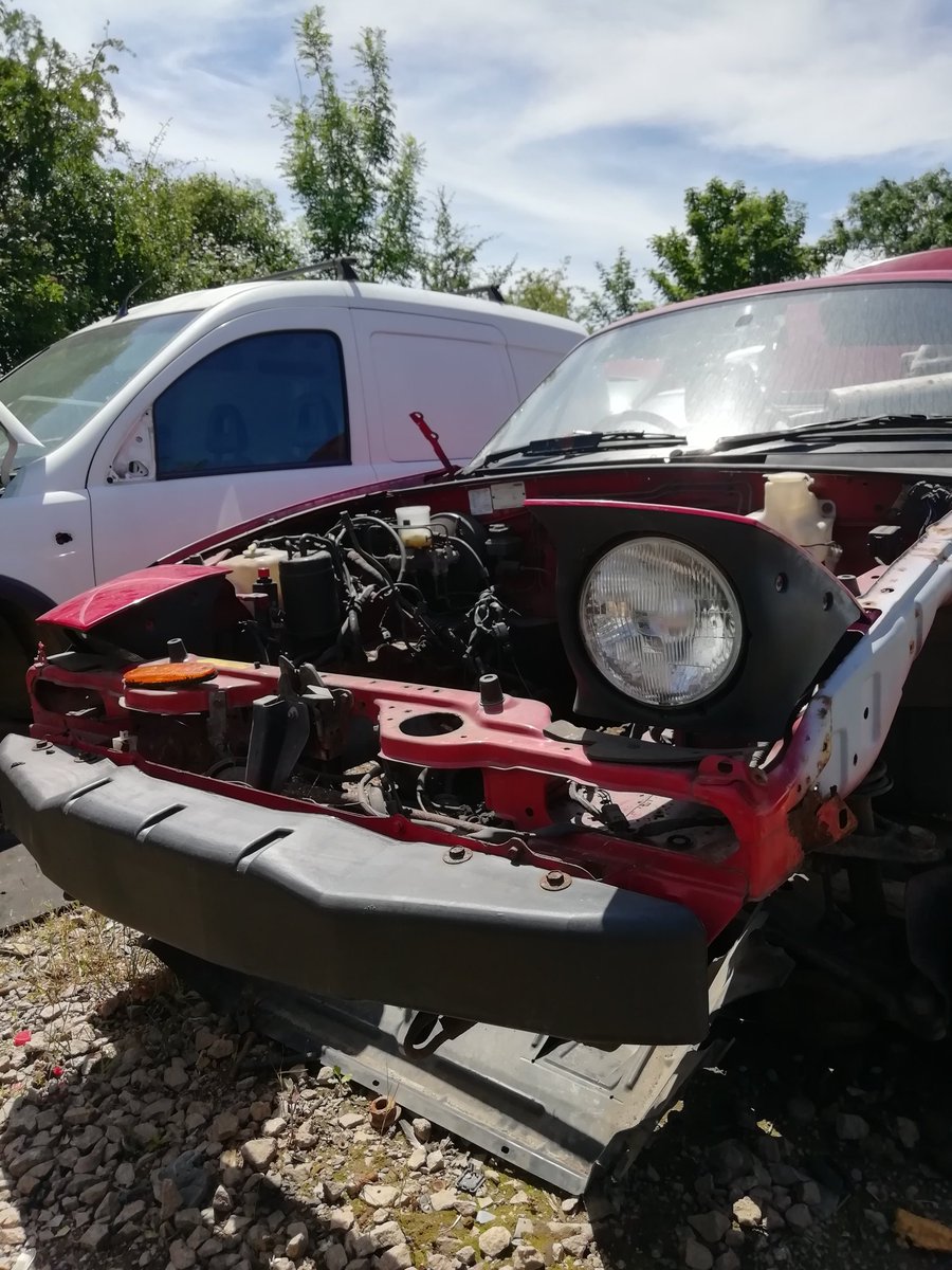 I've featured MX-5's before, but none so sad as this rubbish-filled mid-90s example. How pitiful it looks with just one eye open. 😔
#mazda #mazdamx5