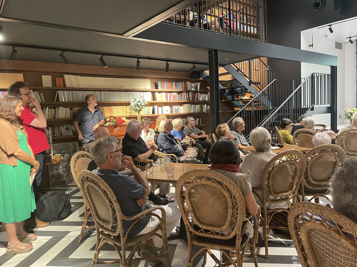 MontseAyats's tweet photo. La llibreria @OnaLlibres plena per agrair la feina d’@aclapesf al capdavant d @CafeCentralJS Gràcies x organizar-ho @victorsunyol i @eplantada! https://t.co/HxtC6KD0aS