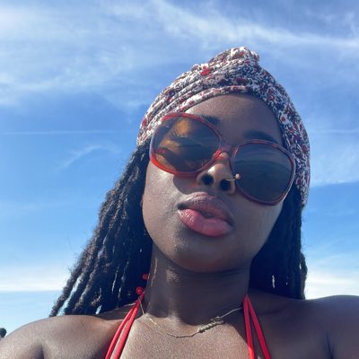 inquisitiveann's tweet photo. AnnMarie what’s your plans for every single weekend this summer.
Me: on a beach with my beaches
#NewProfilePic #holabeaches #summertimechi https://t.co/qz7aM5R19p