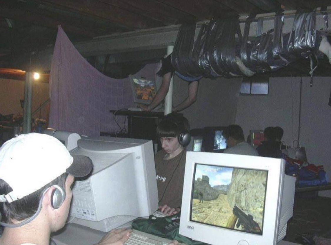 fishbagsnft's tweet photo. real footage of us at the @monaverse buildathon yesterday https://t.co/ctBJFUWJOV