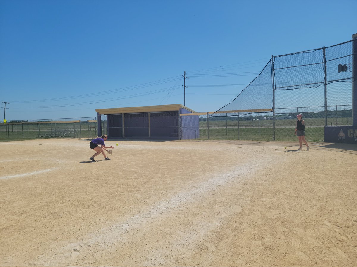 Great Tuesday morning skills camp, with the best helpers a coach could have! <a href="/2k03downing/">Ellie Downing</a> <a href="/EllaWheeler28/">Ella Wheeler</a> <a href="/_AshleyGroves/">Ashley Groves</a> <a href="/RyleeMurphy11/">Rylee Murphy</a> #LadyGiantsSoftball