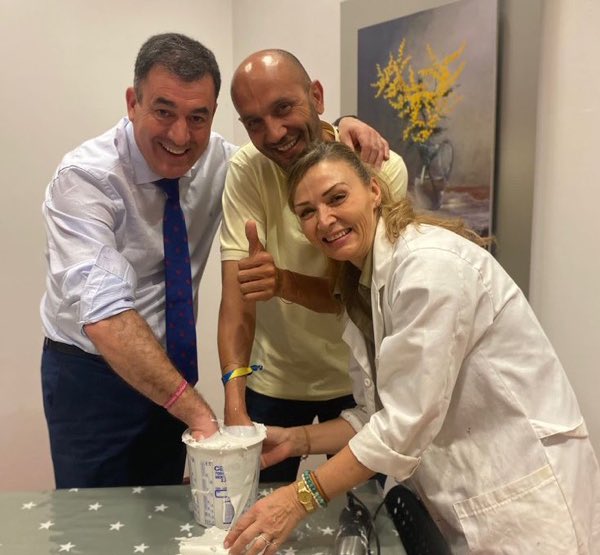 martaftapias's tweet photo. Ti tamén podes doar. A exposición Salvavidas tende a man en escaiola do presidente @AlfonsoRuedaGal,  @RomanLalin, @alcporrino, @SanidadeXunta e a miña xunto ás dos alumnos do IES Ribeira do Louro e doantes para sensibilizar sobre a importancia da doazón de órganos e tecidos https://t.co/tHrqsMEjXY