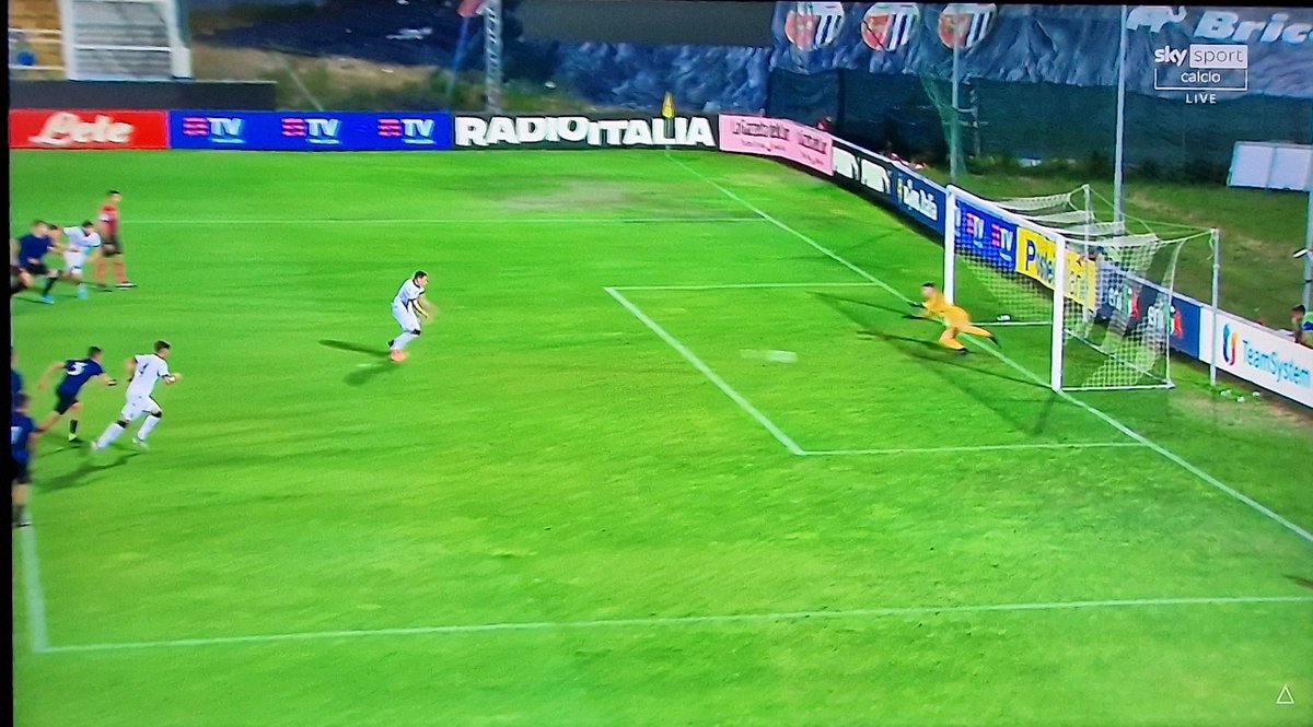 nicolasavoia's tweet image. #Ravaglioli su calcio di rigore accorcia le distanze, e così, quando manca poco meno di 15 minuti alla fine della finale scudetto dei Campionati Giovanili #Under17 
#InterBologna 2️⃣1️⃣