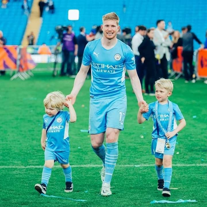 N_Stauffenberg's tweet photo. #KevinDeBruyn #DeBruyn @DeBruyneKev 
Courage, Respect, Éthique, Morale, Génie, Collectif, Équipe, Professionnalisme, Humilité, Bienveillance, Vitesse, Performance, Rationalisme, Bon Sens : un exemple pour la jeunesse 👌
Un représentant idéal de l'Institution.
#BallonDor ⚽️🇧🇪🇪🇺🌐 https://t.co/70rjXX71ry