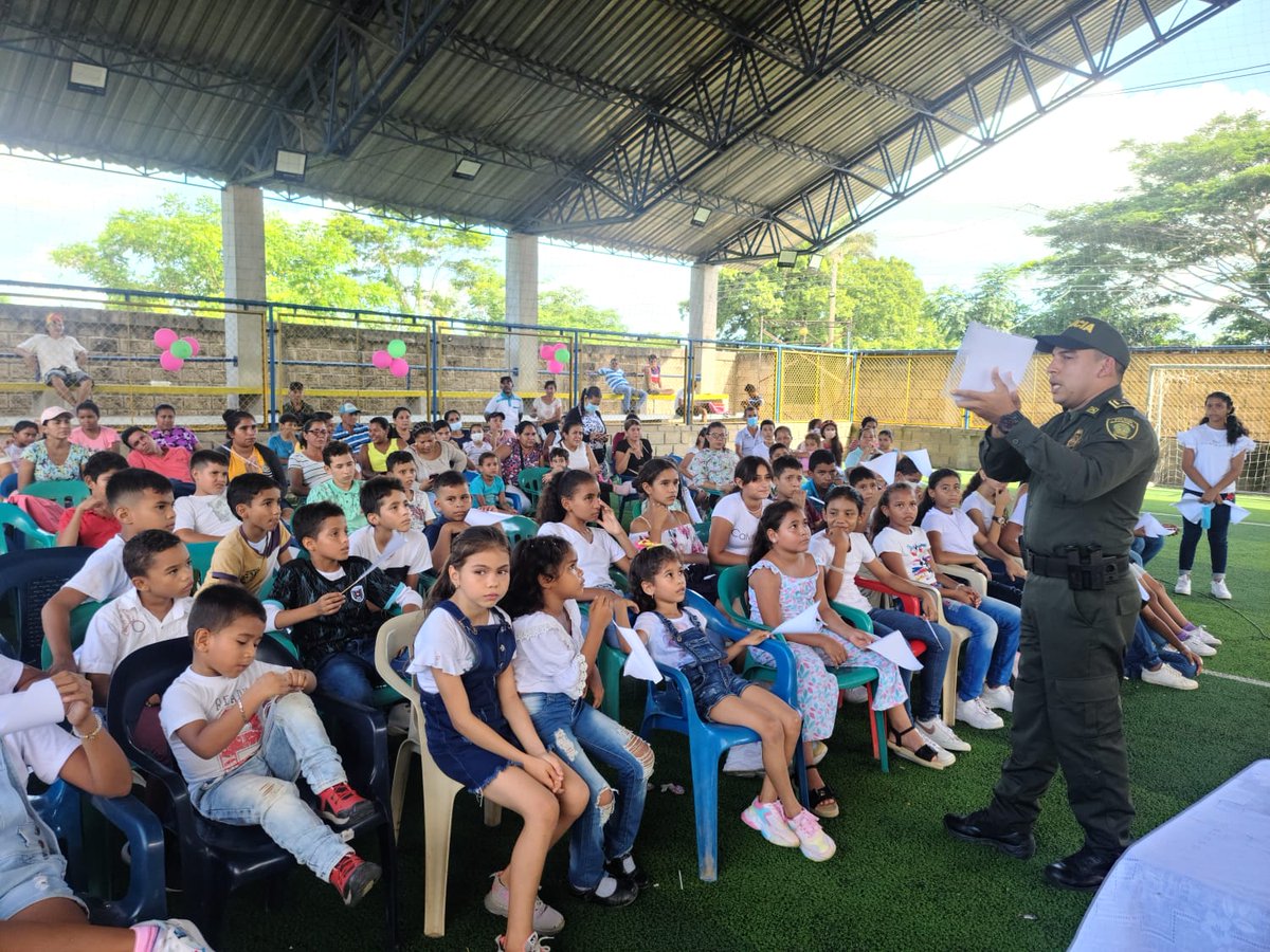 PoliciaBolivar's tweet photo. Como una estrategia para la prevención del uso y abuso de las drogas y la violencia, @PoliciaBolivar llevó a cabo en #SanFernado, el segundo trimestre del programa escolarizado de prevención con la participación de más  de 500 estudiantes de primaria y bachillerato. https://t.co/TsO5tzQU3y