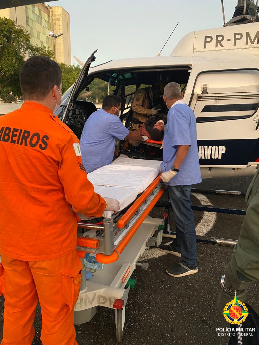 pmdfoficial's tweet photo. Policiais militares do Batalhão de Aviação Operacional (#BAVOP) efetuaram #resgate, em apoio ao #CBMGO, de um piloto de #parapente que caiu em região isolada de penhasco e de difícil acesso no Vale do Paranã, próxima à #Formosa-GO. https://t.co/JHNQIS1Lr8