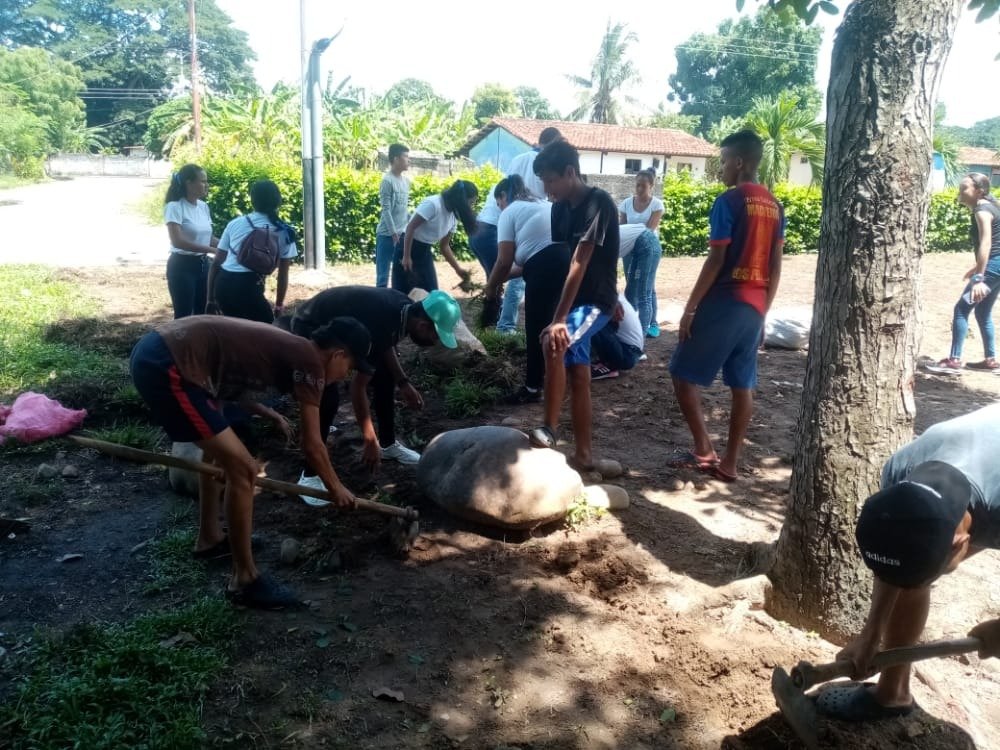 Unefa_Portugues's tweet photo. #21JUN22 Estudiantes 1er. Sem y CINU #ExtSanGenaroBoconoito #NúcleoPortuguesa, continúan rescatando áreas verdes, desmalezando y plantando grama para embellecer nuestra institución. @angiolillofp @SalaUnefa @rectorado_unefa @Unefa_VEN @Educacion_MPPD @marbelysrivero8 @Arelisjdr https://t.co/tS3b1sheYc