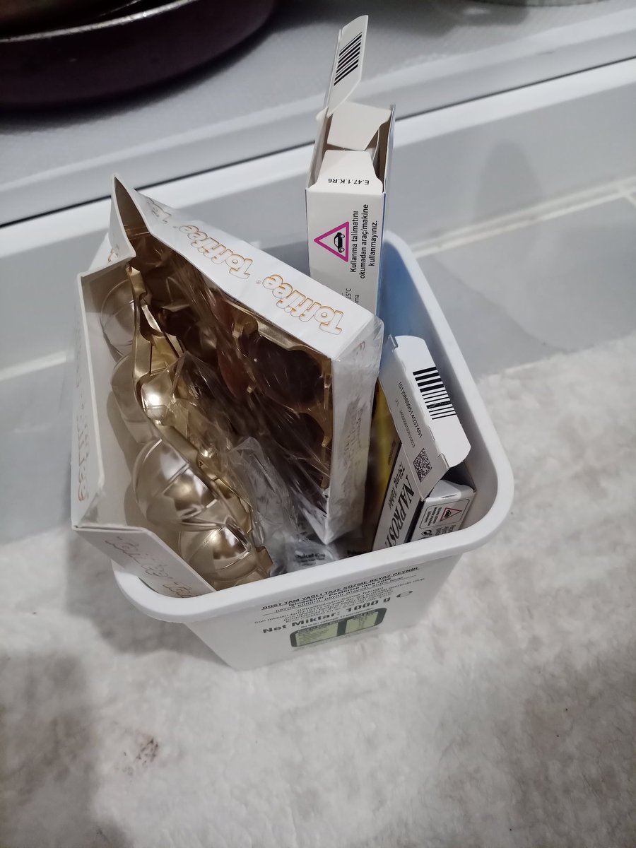 ADmrkpu's tweet photo. Eğer bir peynir kutusunda ilaç o ilaçların içinde de çocuklar görmesin diye saklanan alman çikolatası görüyorsanız orası bir kürdün evidir 😂 #Kurdishproblems https://t.co/AcZqt9nYsb