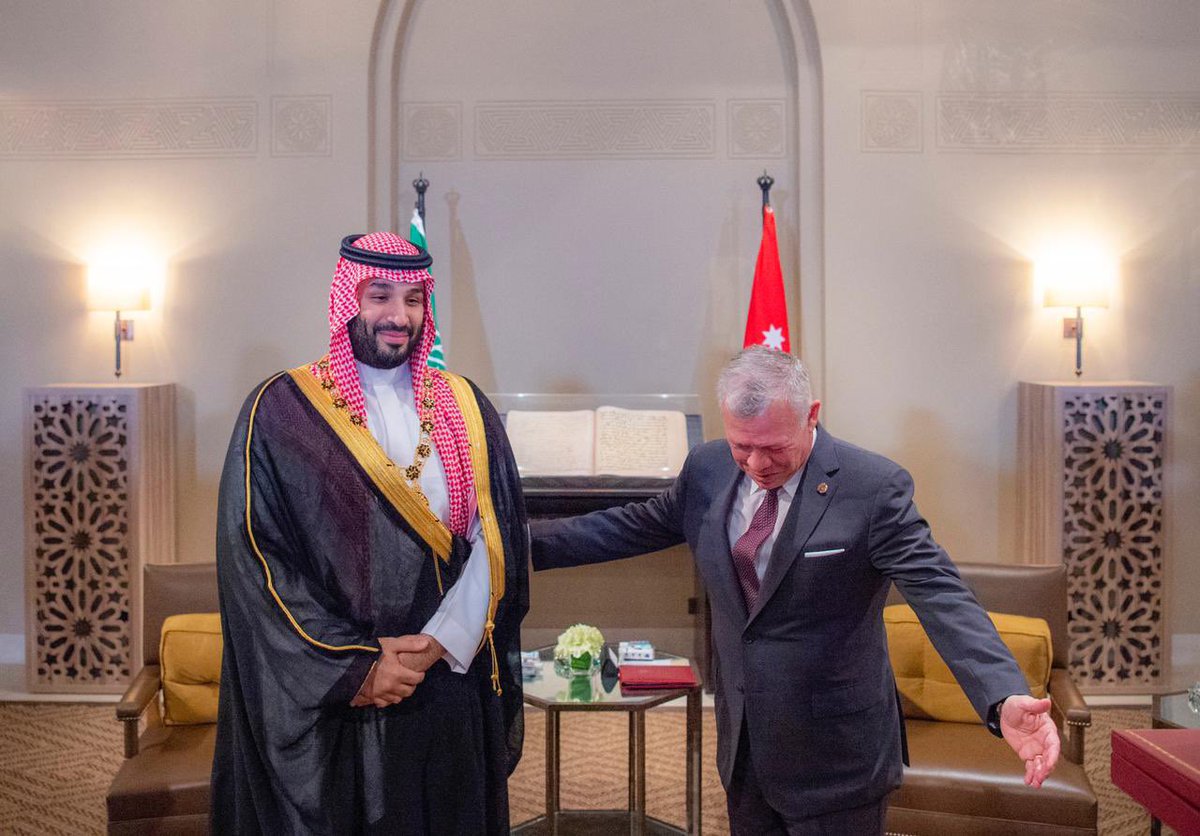 SaudiNews50's tweet photo. ملك الأردن يقدم لولي العهد قلادة الحسين بن علي، حيث تعد القلادة أرفع وسام مدني في المملكة الأردنية الهاشمية، وتمنح للملوك والأمراء ورؤساء الدول.

- https://t.co/IhWiZwCrCN