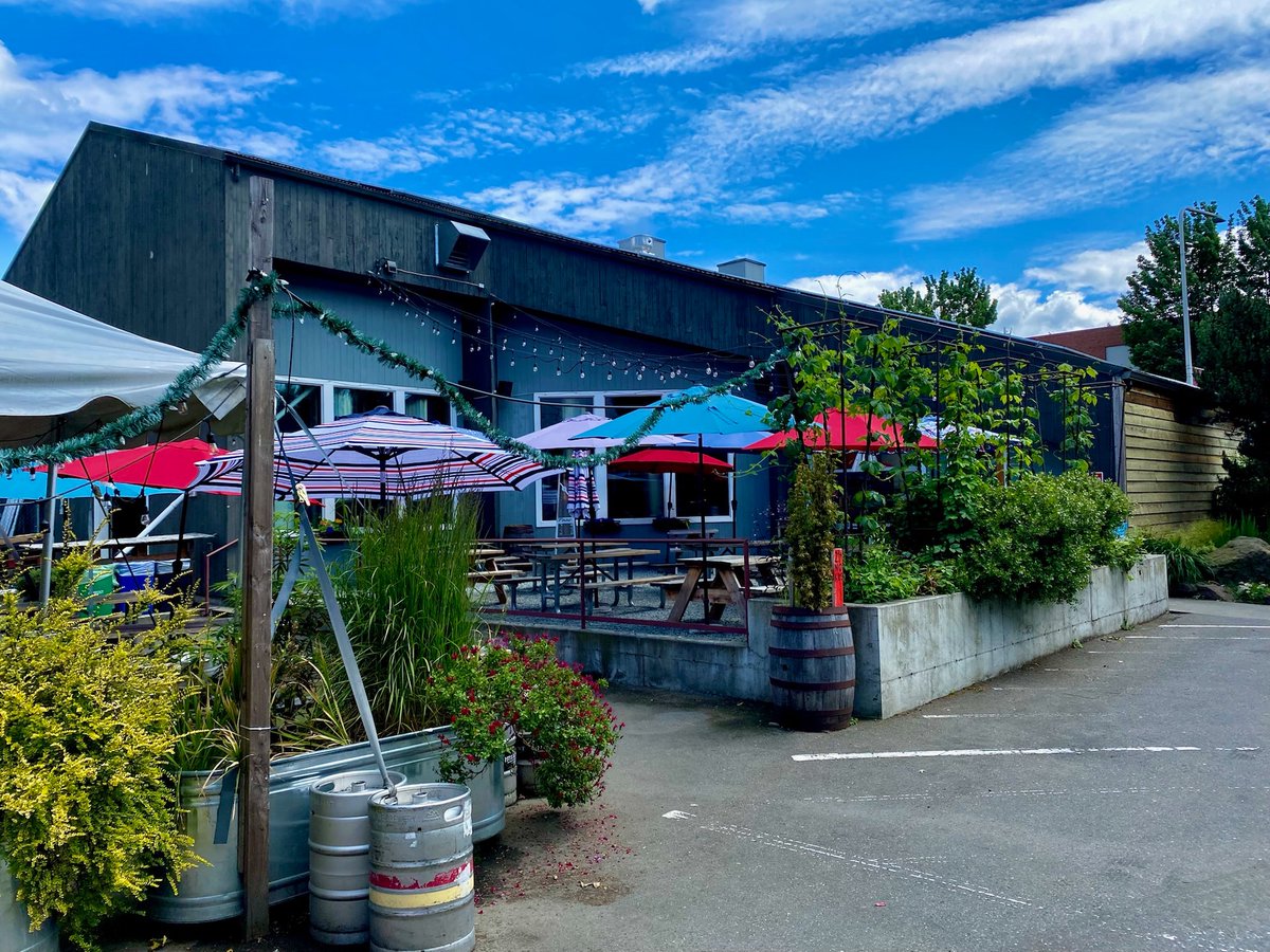 Hellbent_SEA's tweet photo. That summer weather is finally here this week! Our patio is ready and waiting for you and your crew! ☀️🍻
.
#hellbentbrewing #hellbentsteven #drinklocalbeer #seattlecraftbeer #lakecitydrinkingteam #drinkwabeer https://t.co/D5qxyFu2cl