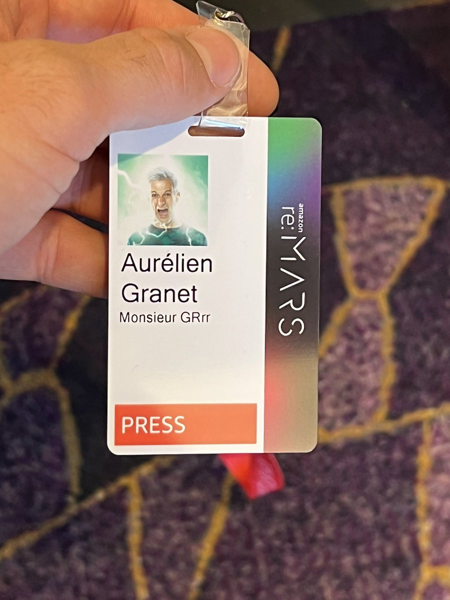MonsieurGRrr's tweet photo. Vous ne rêvez pas, c’est bien une moquette de Las Vegas que vous voyez en arrière plan. Je suis venu glaner des infos sur la robotique, l’espace, le machine learning… On en reparle ultérieurement 👍
@AmazonreMARS #reMARS https://t.co/KOhAdafRic