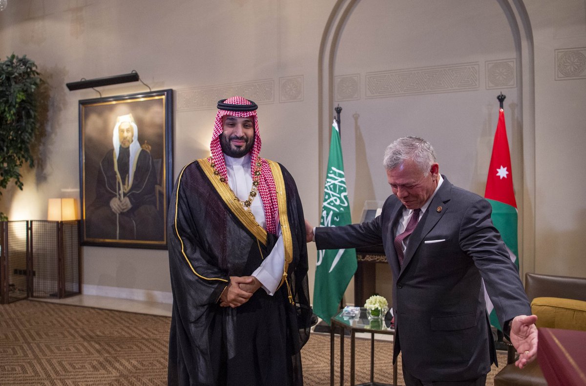 جلالة ملك #الأردن يقدم لسمو سيدي #ولي_العهد قلادة الحسين بن علي تجسيدا للعلاقات التاريخية المميزة التي تربط البلدين، حيث تعد القلادة أرفع وسام مدني في المملكة الأردنية الهاشمية، وتمنح للملوك والأمراء ورؤساء الدول.
