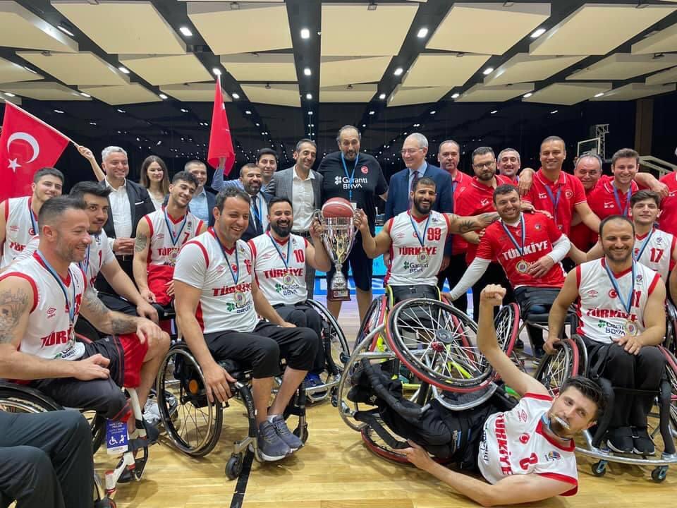 Yine Türkiye’nin gururu olan Avrupa’yı tir tir titreten şanlı bayrağımızı dalgalandırıp İstiklal marşımızı okutan bu Aslanlar her türlü övgüye ve ödüle layıktırlar. 
<a href="/RTErdogan/">Recep Tayyip Erdoğan</a> <a href="/kasapoglu/">Dr. Mehmet Kasapoğlu</a> <a href="/muazergezen/">Muaz Ergezen</a> <a href="/MevlutCavusoglu/">Mevlüt Çavuşoğlu</a> <a href="/hamzayerlikaya/">Hamza Yerlikaya 🇹🇷</a>