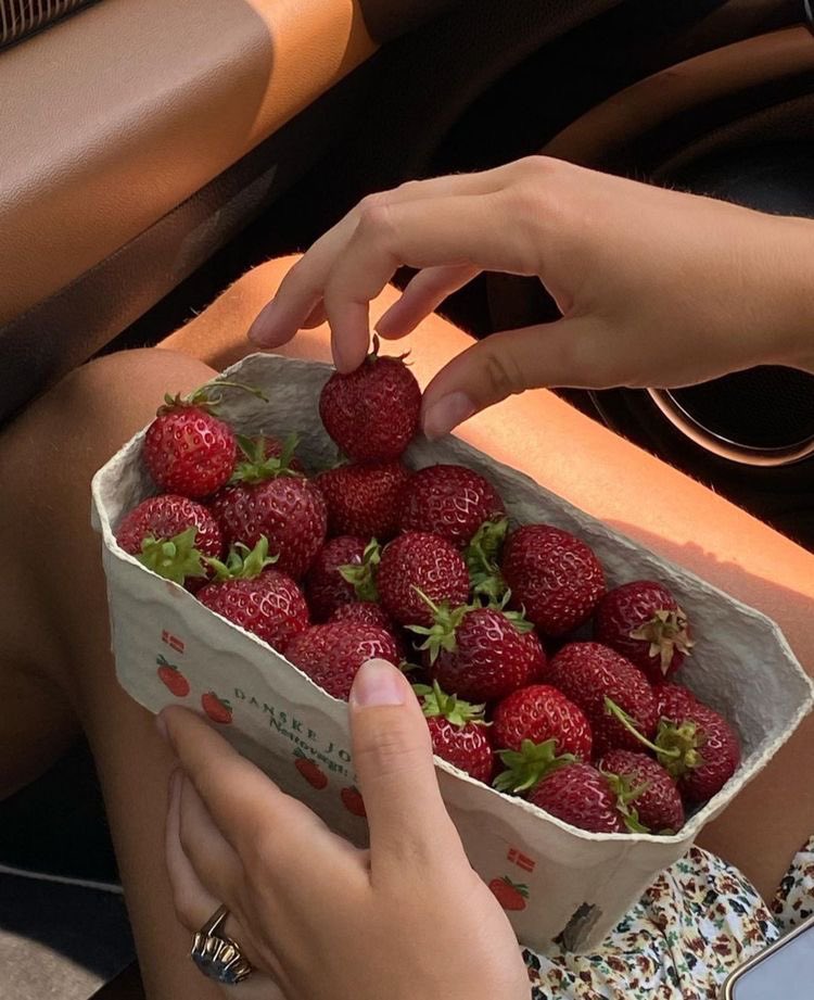 malusokay's tweet photo. Strawberries and cozy evenings 💭🍓 https://t.co/HhLIVQEwwT