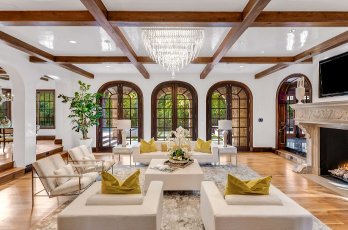 LuxRealEstAssoc's tweet photo. This gorgeous Castle located in Texas is going to be auctioned off. The property contains a spa and has a staggering 7 fireplaces! To learn more about this beautiful home read the full article below! 
https://t.co/yWHMQyJbgC... https://t.co/C4AjUZkR4D