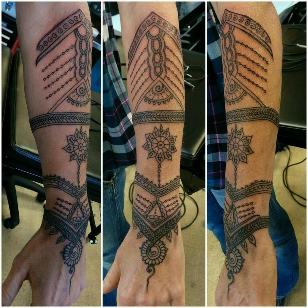 522Tattoo's tweet photo. Roni doing some seriously gorgeous line work for this henna inspired piece! 

@girlroni 

#522tattoo #tattoo #tattoos #seattle #seattleartist #pnwtattoo #seattletattooers #henna #hennatattoo #hennaart #blackandgreytattoo #hennadesign #handtattoo 
#linework https://t.co/pajdpbAXBN