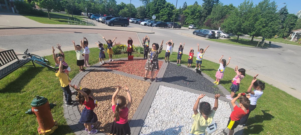 determinedchris's tweet photo. Celebrating with little ones National #IndigenousPeoplesDay @TimothyTcdsb @TCDSB. Learning the meaning of the #medicinewheel (also called) #SunDanceCircle or #SacredHoop @TeacherMomOfTwo https://t.co/335FJXrtFf