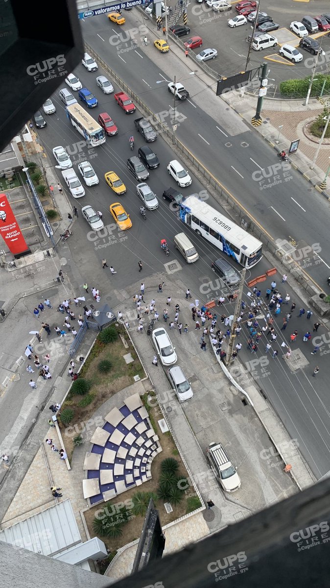 pixel_onlines's tweet photo. 🚨 #ULTIMAHORA: En estos momentos acaban de cerrar la Av Luis Plaza Dañin, norte de #Guayaquil a la altura del Edificio Makro un grupo de personas en forma de protesta debido al #ParoNacional https://t.co/yOFiFegBe1