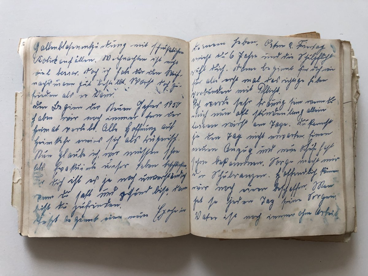 Papa hat vor 60 Jahren das Fluchttagebuch seiner Mutter bekommen. Bis heute hat er sich nicht getraut  nur eine Seite zu lesen. Er hat es mir gegeben. Kann mir jemand 40 Seiten vorlesen, damit ich es abschreiben kann? Kann keine deutsche Schrift, würde aber gern mit ihm reden. 🫥