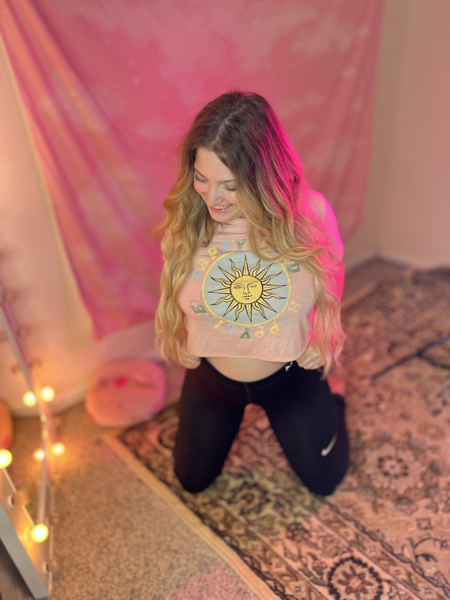 _KatPastel's tweet photo. coffee + #CriticalRole lofi wakes me up in the mornings lol. 💗

#longhairgirls #nerdygirls #nsfwtwt #OnlyFansGirls #Lewds #onlyfansbabe #onlyfansFree https://t.co/AI7RY77gkP
