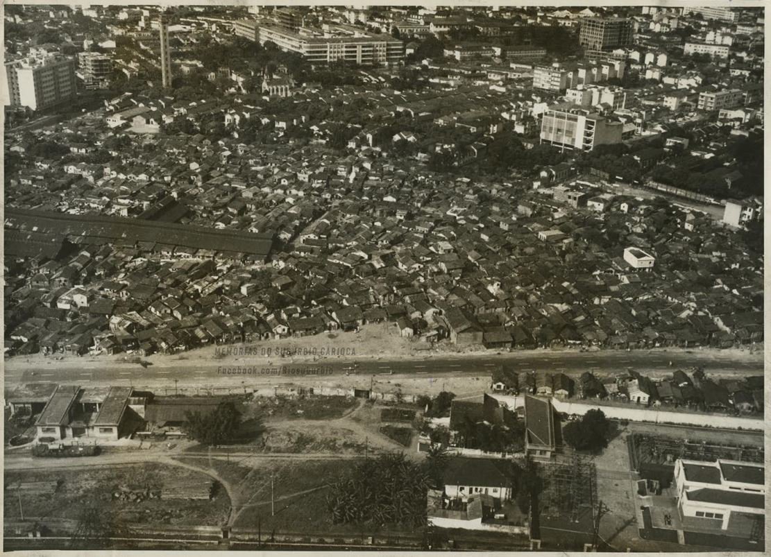 RioSuburbio's tweet photo. Maracanã - 1962

Inauguração do segundo trecho da Radial Oeste. Na imagem, a favela do esqueleto. Na década seguinte seria totalmente removida e ali construída a UEG, hoje UERJ. 

Curta @RioSuburbio 
Acervo: @ArquivoBrasil 

#Rio #Rioantigo #Maracanã #Tijuca #UERJ https://t.co/T8RU1PvXXx