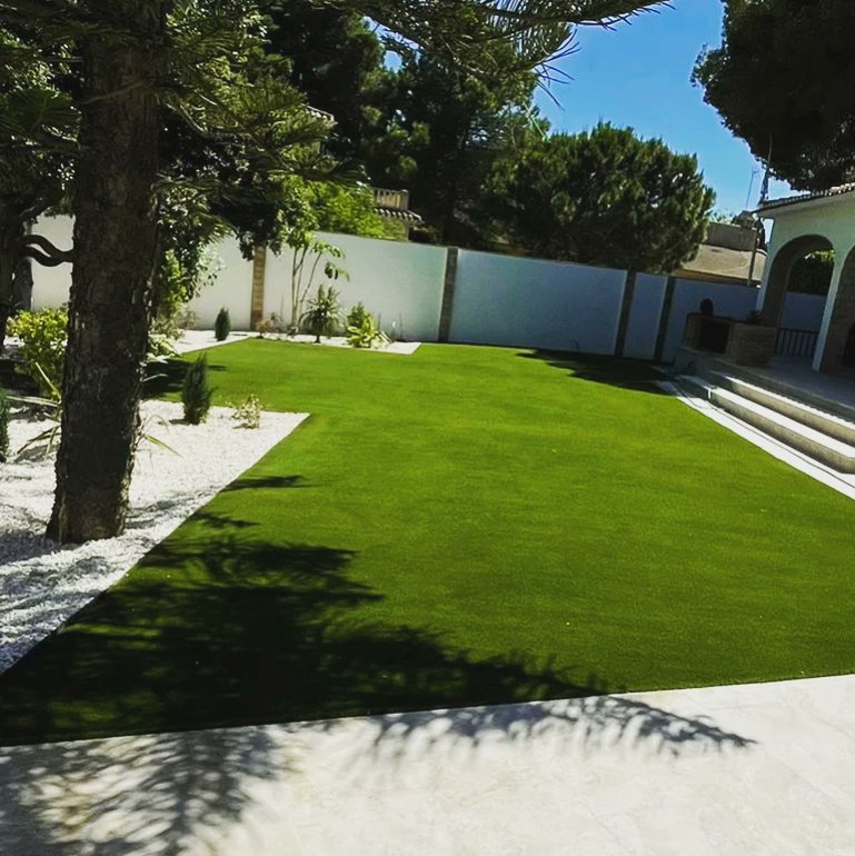 Hoy, con el solsticio de verano☀️... el día más largo del año... inicia oficialmente verano y nada más placentero que estar en casa y ver tu #cespedsiempreverde...

 #neograss #realturf #jardin #verde #hogar #diseñodeexteior