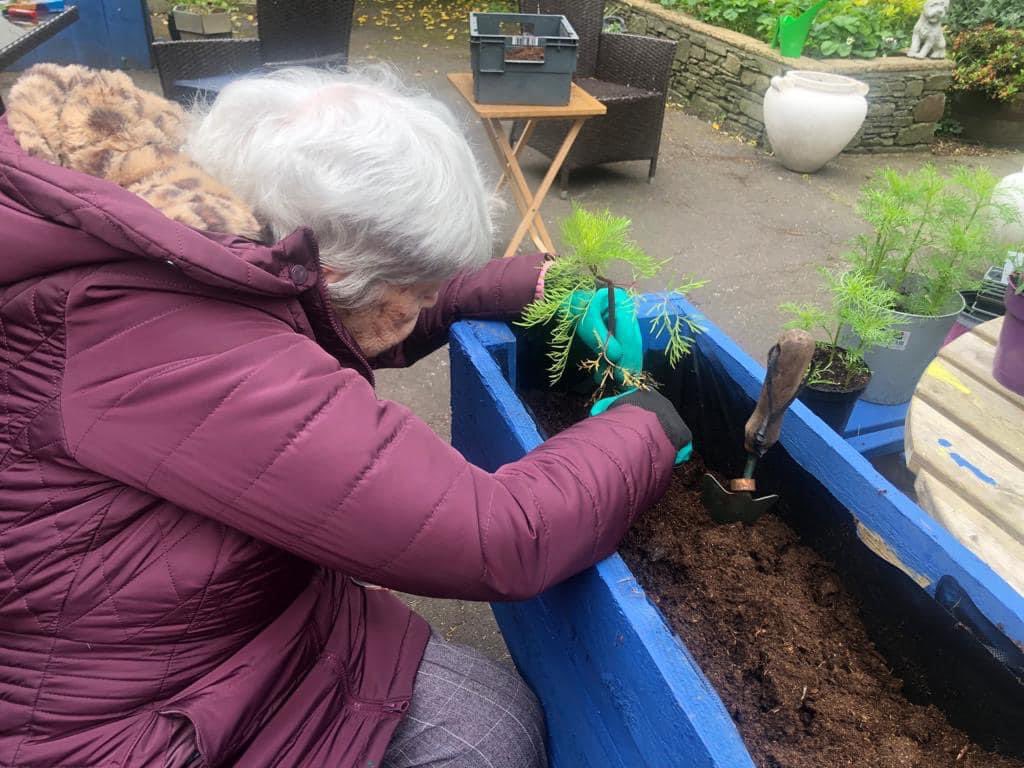 Campbellsnowdon's tweet photo. Today everyone was busy decorating and filling planters with the help of our frogslife volunteer #frogslife #planters #abbeyfield #carehome https://t.co/Ua6xnIQbRL