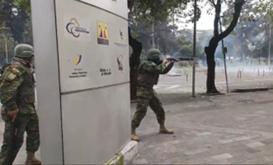 wambraEc's tweet photo. URGENTE|
Policías y militares disparan en contra de la manifestación que intenta bajar por el #PuentedelGuambra
En cobertura, prensa registra el uso de diverso armamento
#ParoNacionalEc2022 https://t.co/TcF38TaUIW