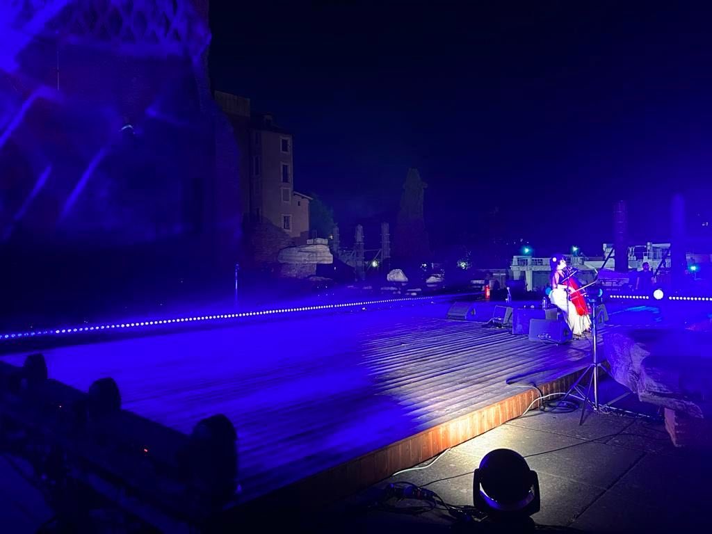 #VenereinMusica 🎶 

La #FestadellaMusica del PArCo inizia con la violoncellista e cantante cubana Ana Carla Maza. Una nuova serata da tutto esaurito nella terrazza davanti alla cella di Venere del Tempio di Venere e Roma