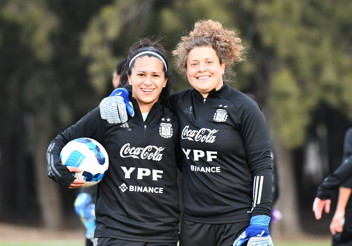 Argentina's tweet photo. #SelecciónFemenina ¡Otro día de trabajo! @Argentina sigue poniéndose a punto para la #CopaAméricaFem en el Predio de Ezeiza.

👋 El plantel de preseleccionadas se completó hoy con la llegada de @AgusBarroso5 y @ElianaStabile12.

📝 https://t.co/4WMIBIKGxV https://t.co/HKXVsReGjc
